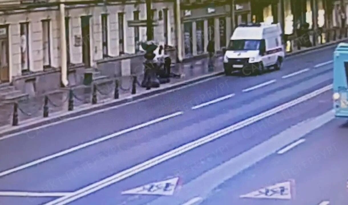 Военный автомобиль на невском проспекте. Авария у метро кировском заводе. Куда увезла скорая спб. Девочка госпитализация. Взрыв в купчино.