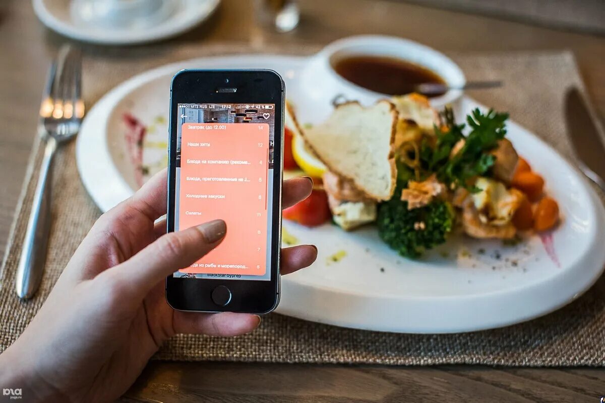 Доставка еды из ресторана. Еда из ресторана. Мобильное приложение кафе. Доставщик еды из ресторана. Заказ продуктов по телефону