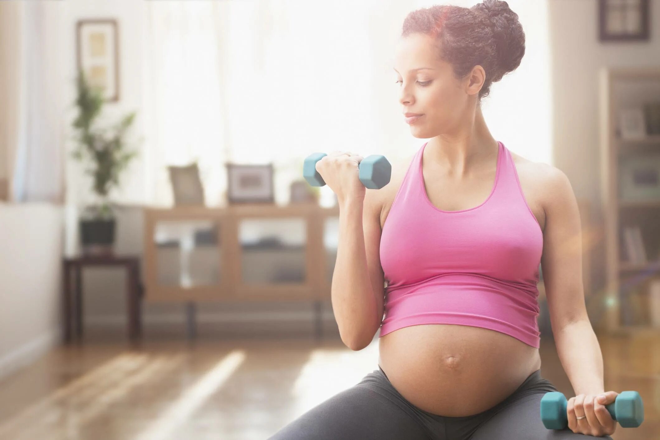 Заниматься спортом при беременности. Фитнес для беременных. Фитнес беременные. Занятия спортом для беременных. Спортивные беременные женщины.