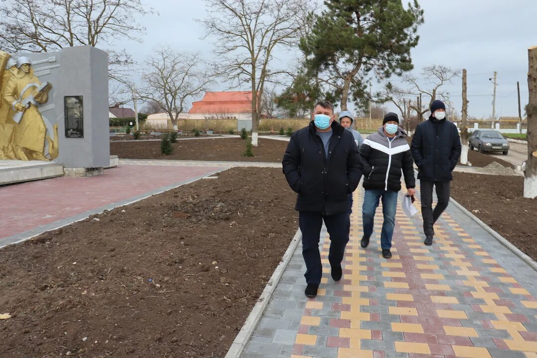 Погода ивановка сакский. Село Фрунзе Крым. Село Фрунзе Сакского района памятник. Новоивановка Сакский район.