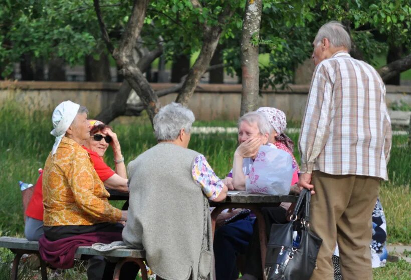 путешествие пожилых людей. счастливые пенсионеры. пенсионеры. пожилые люди в парке. путешествия пожилых.