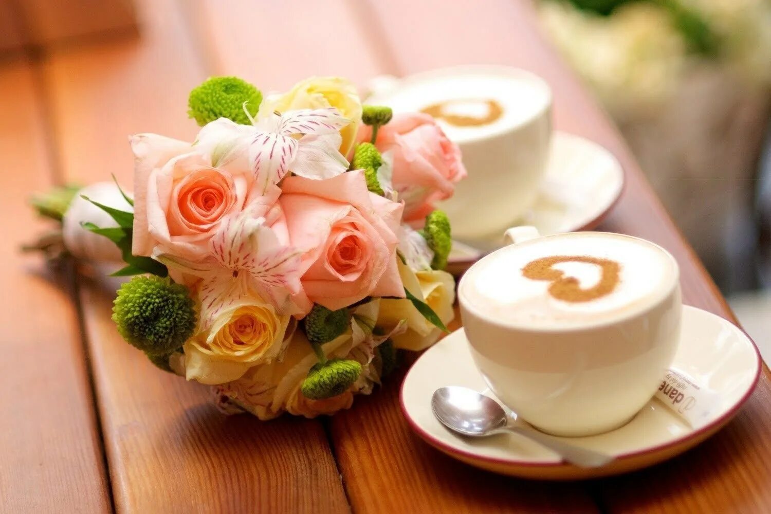 Утром 13. Доброе утро красавица. Цветы и кофе с пожеланиями доброго утра. Утренний букет и кофе. Доброе утро цветочек.