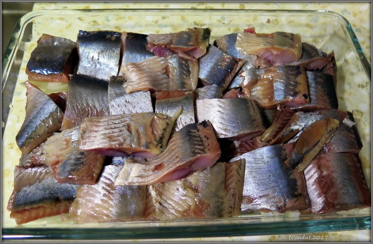 Замороженная красная рыба. Сельдь малосольная ломтиками. Солёная селёдка в домашних кусочками. Как засолить замороженную форель. Малосольная селедка в масле.