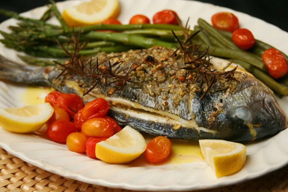 Как запечь леща в духовке целиком вкусно. Блюдо &quot;рыба&quot;. вкусные рыбные блюда. лещ запеченный в духовке. лещ запеченный с овощами.