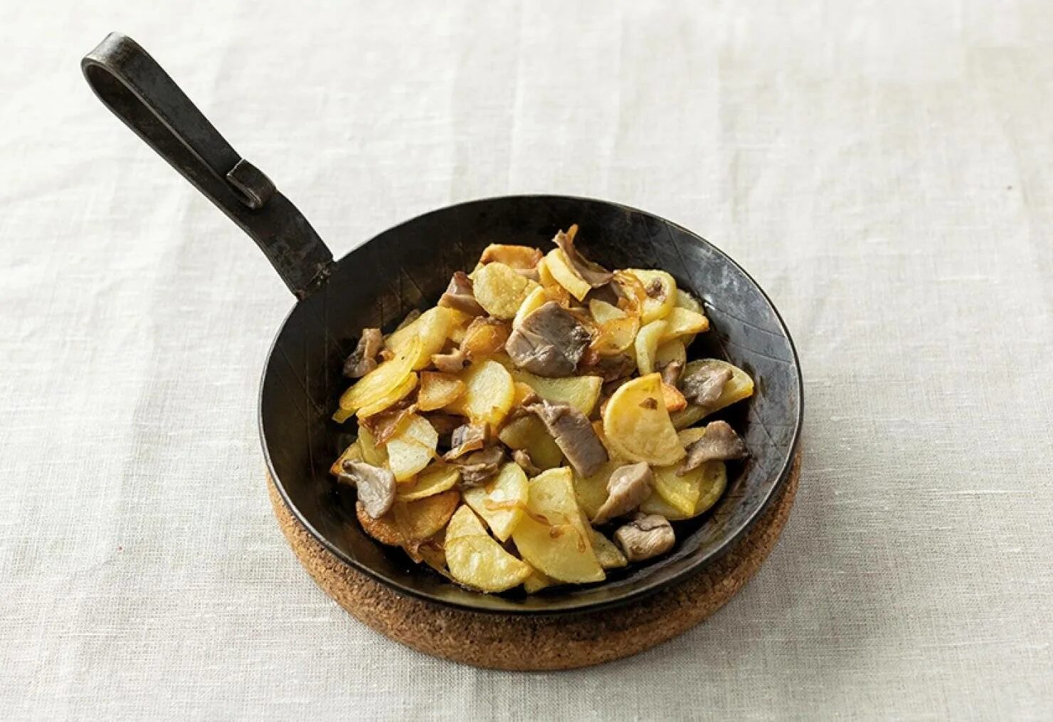 Картошка с замороженными грибами на сковороде жареная. Картошка с грибами на сковороде. Картофель жареный с грибами. Картошка на сковородке. Жареная картошка с грибами на сковороде.