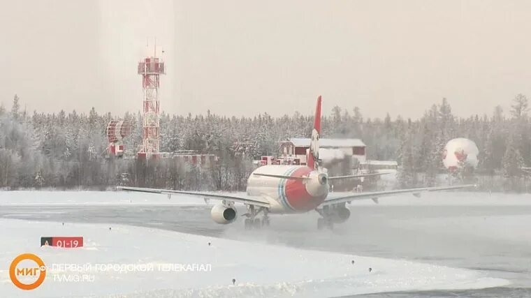 Аэропорт ноябрьск вылет. Аэропорт Ноябрьск. Аэродром утренний. Аэропорт утренний. Ноябрьск аэропорт вертолет.