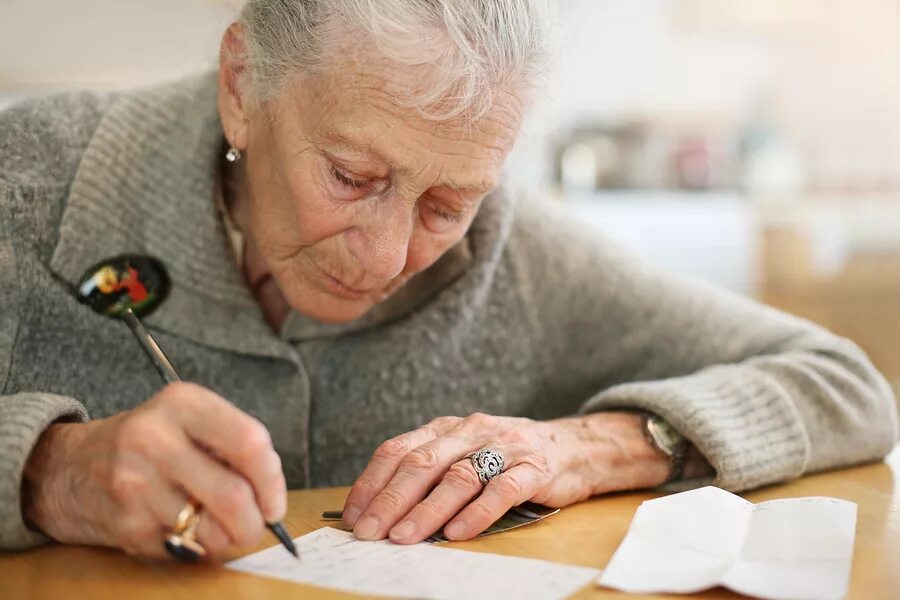 Помощь пенсия. Старый человек. Пенсионеры с бумагами. Пожилые люди. Опрос пожилых людей.