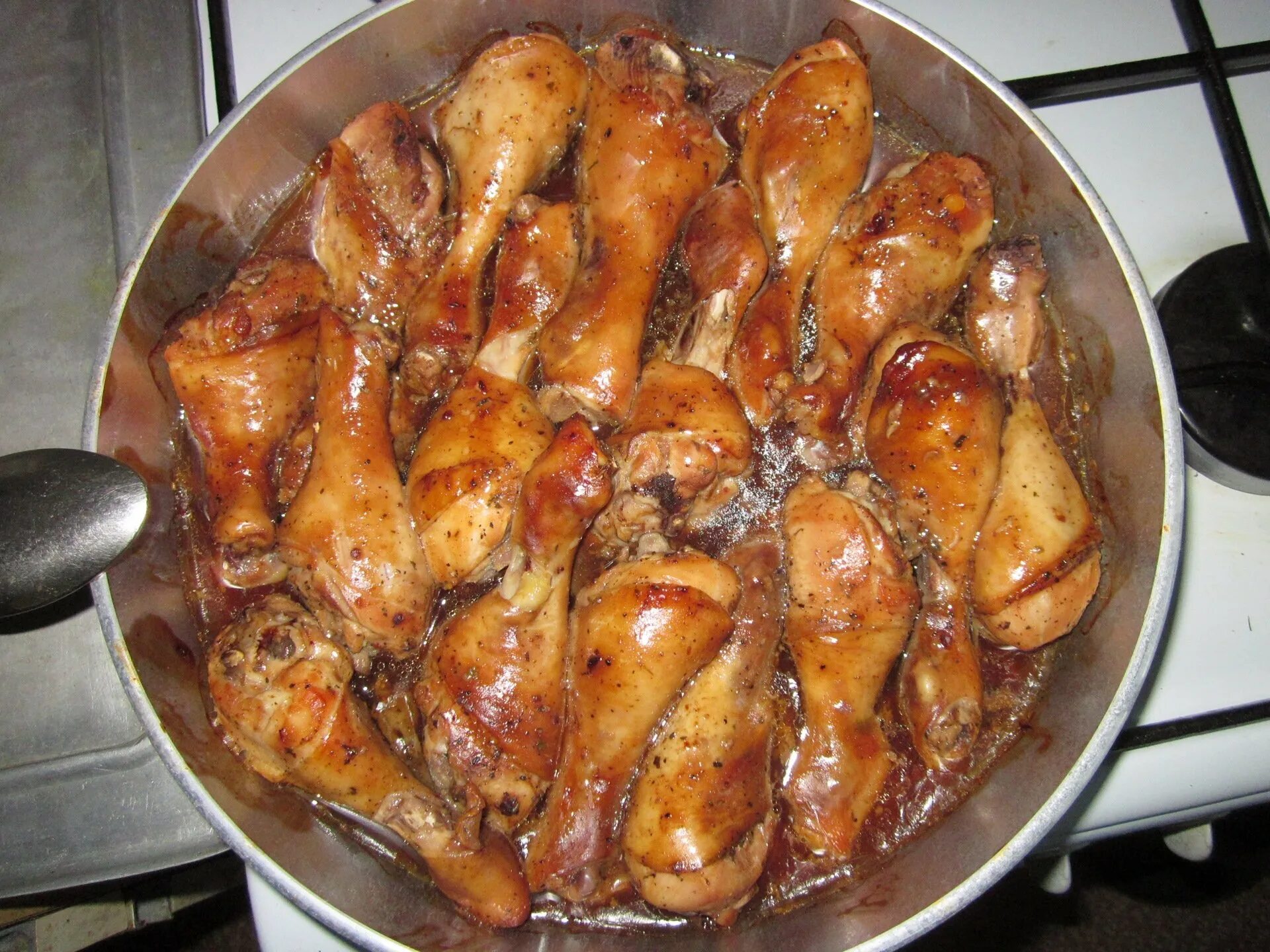 Крылья в соусе терияки. Куриные ножки терияки на сковороде. Куриные ножки в соево-медовом соусе. Голень в соусе терияки. Куриные ножки на луковой подушке.