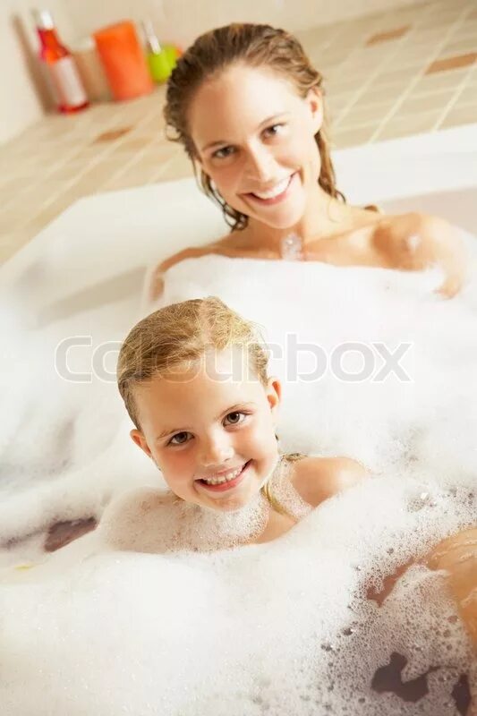 Daughter bath. С дочерью в ванной фотосессия. Матеря с дочками в ванне. Сестренка в ванной. Дочка в ванной.