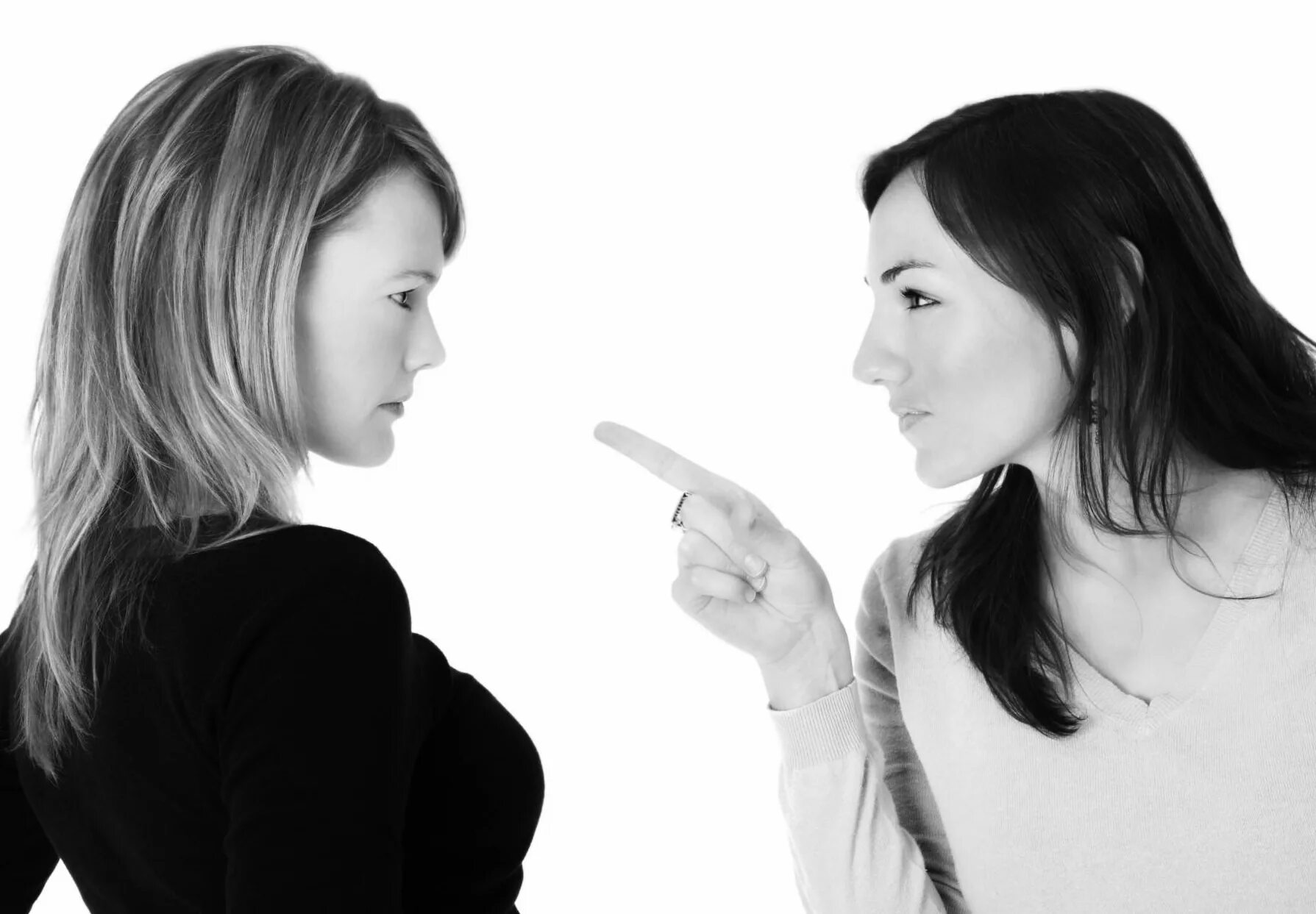 Девчонки спорили. Девчонки спорили. Женщина ругается. Девушки ссорятся. Девчонки спорили.