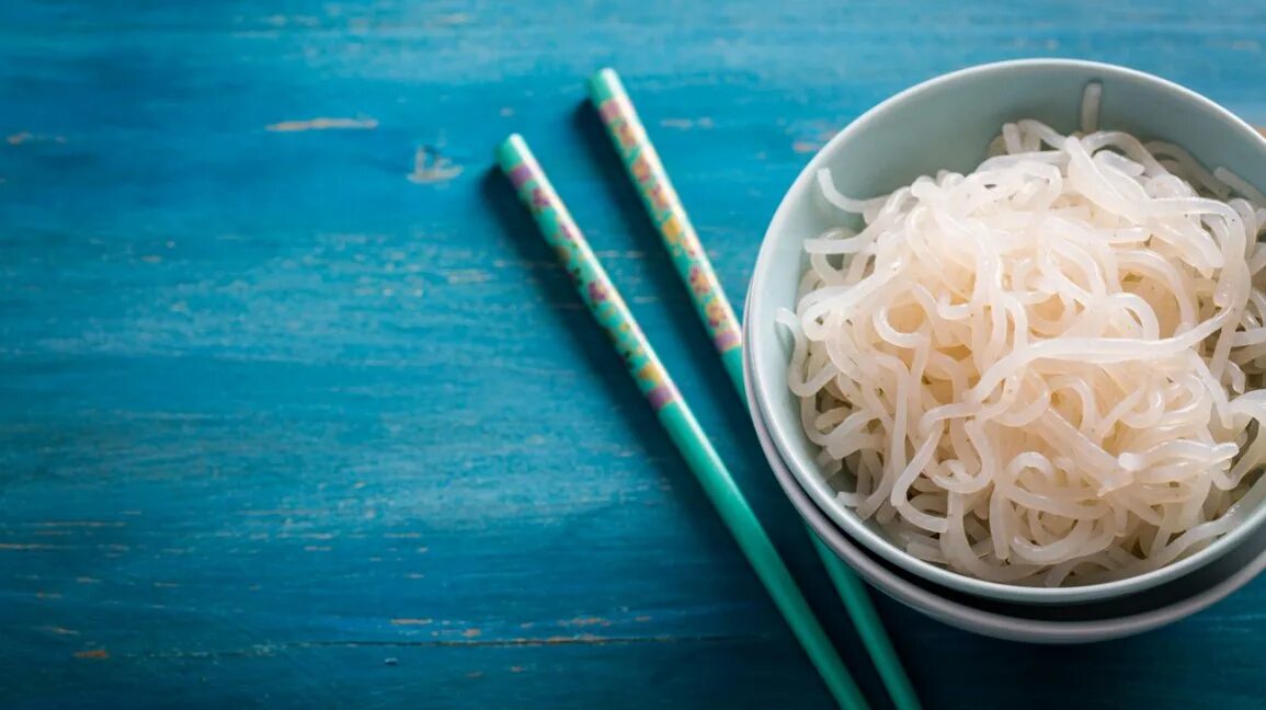 Shirataki Noodles. Лапша ширатаки. Выглядит японская лапша. Как выглядит лапша ширатаки. Лапша низкокалорийная