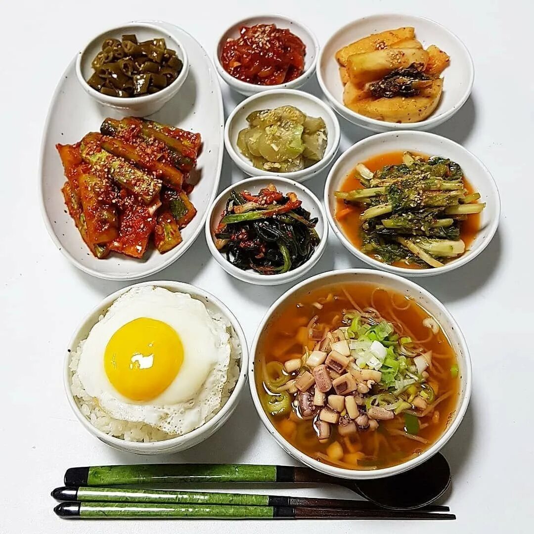 Корейский ужин. Корейские блюда. Корейский обед. Посуда для азиатских блюд.
