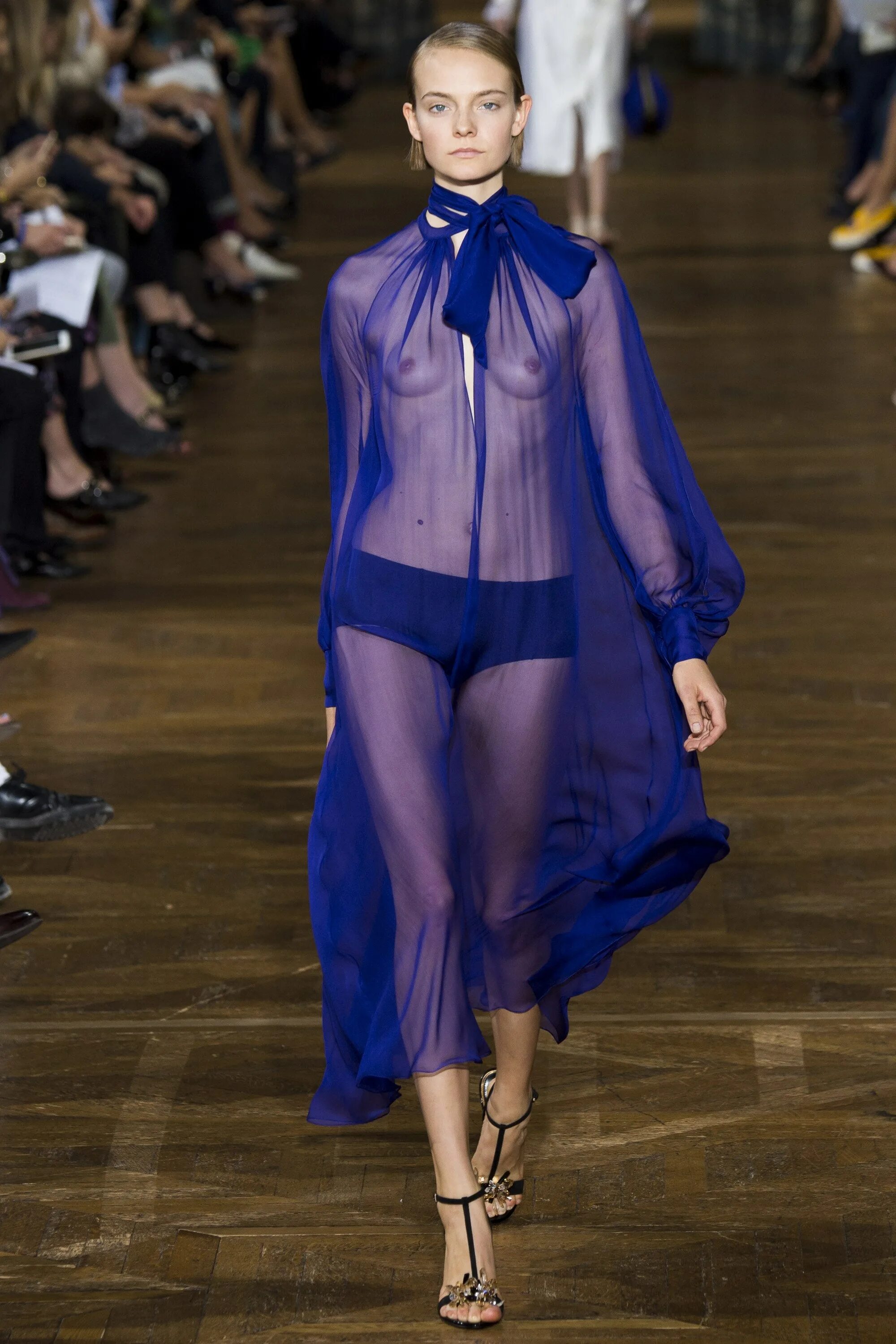 Белла хадид 2020. Прозрачное платье. Карли клосс платье. Баленсиага одежда подиум 2021. Прозрачное платье.