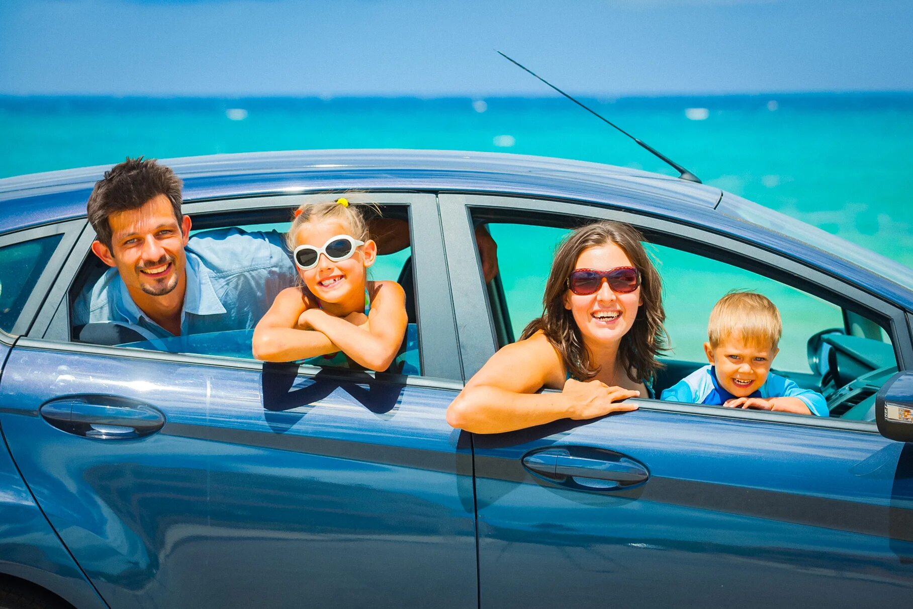 Семья с автомобилем. Путешествие на автомобиле. Автомобиль для путешествий семьей. Путешествие с семьей.