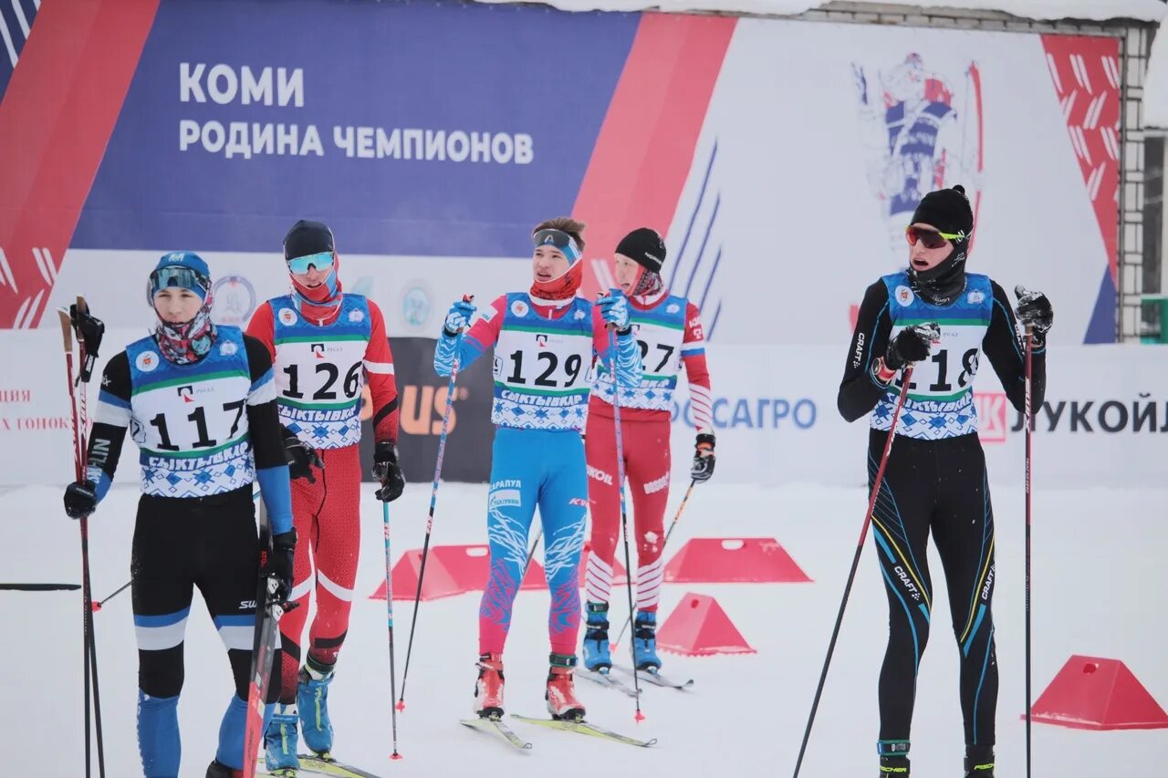 Первенство на лыжи. Лыжники России мужчины. Девушка на лыжах. Сметанина лыжи.