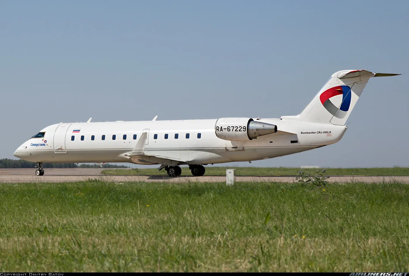 Bombardier crj 200. Самолёт Бомбардье CRJ-100/200. Canadair CRJ 200 самолет. Canadair Regional Jet 200 самолет. Самолёт Bombardier CRJ-100.