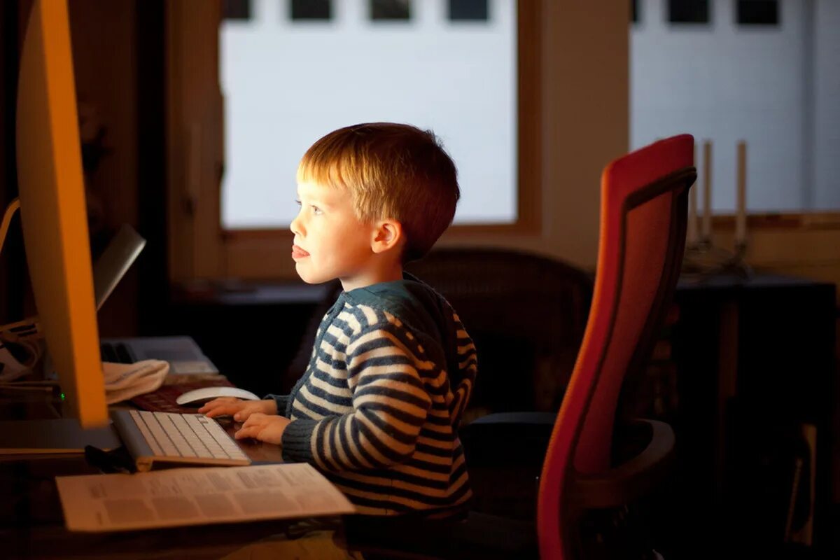 Ребенок перед. Ребенок за компьютером. Ребеноз ка компьютером. Ребенок перед компьютером. Компьютер для детей.