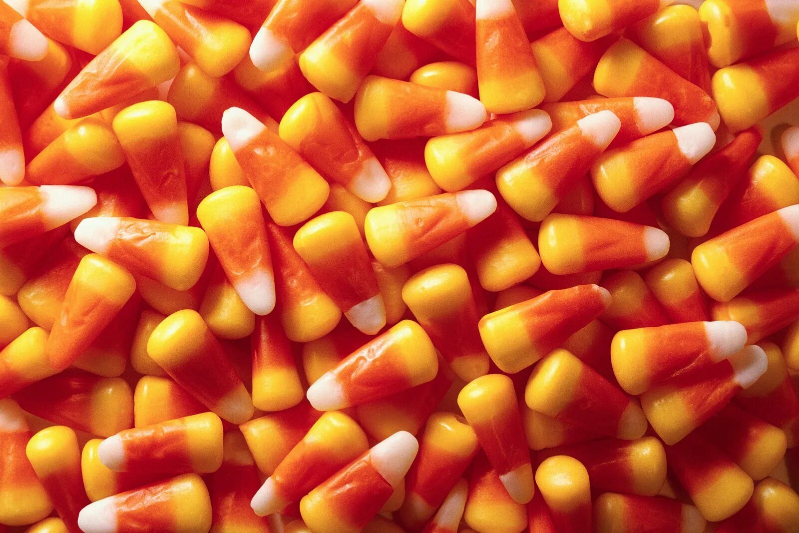 Candy corn. Кэнди Корн. Кэнди Корн Хэллоуин. Candy Corn Хэллоуин. Сахарная кукуруза конфеты.