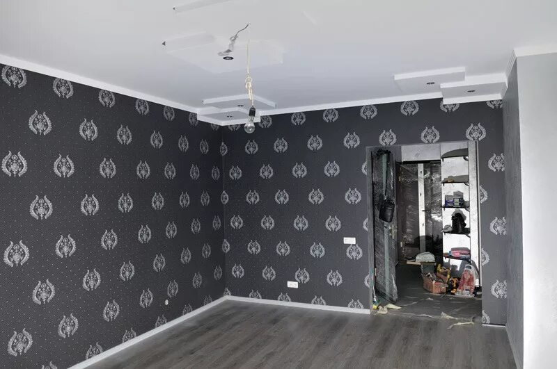 Серые обои в спальне. Серые стены в интерьере спальни. Сочетание обоев в интерьере. Стык обоев и крашеной стены. Сочетание обоев и линолеума в зале.