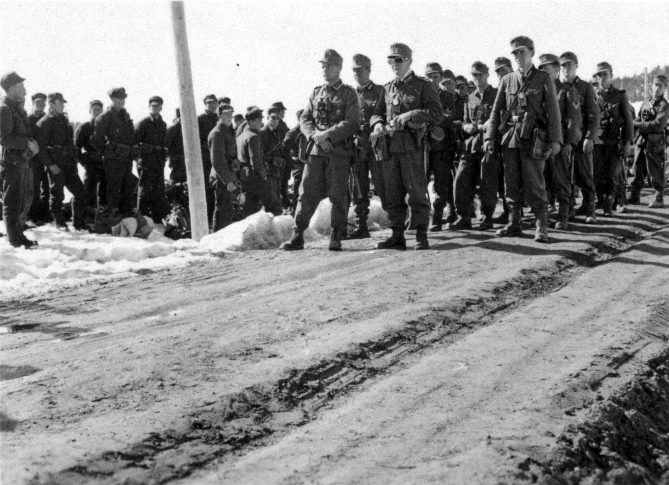 Спасительный рассвет кристиан бейл. Пленные солдаты ркка 1941 г. Двойной плен. Двойной плен. Польские военнопленные 1939.