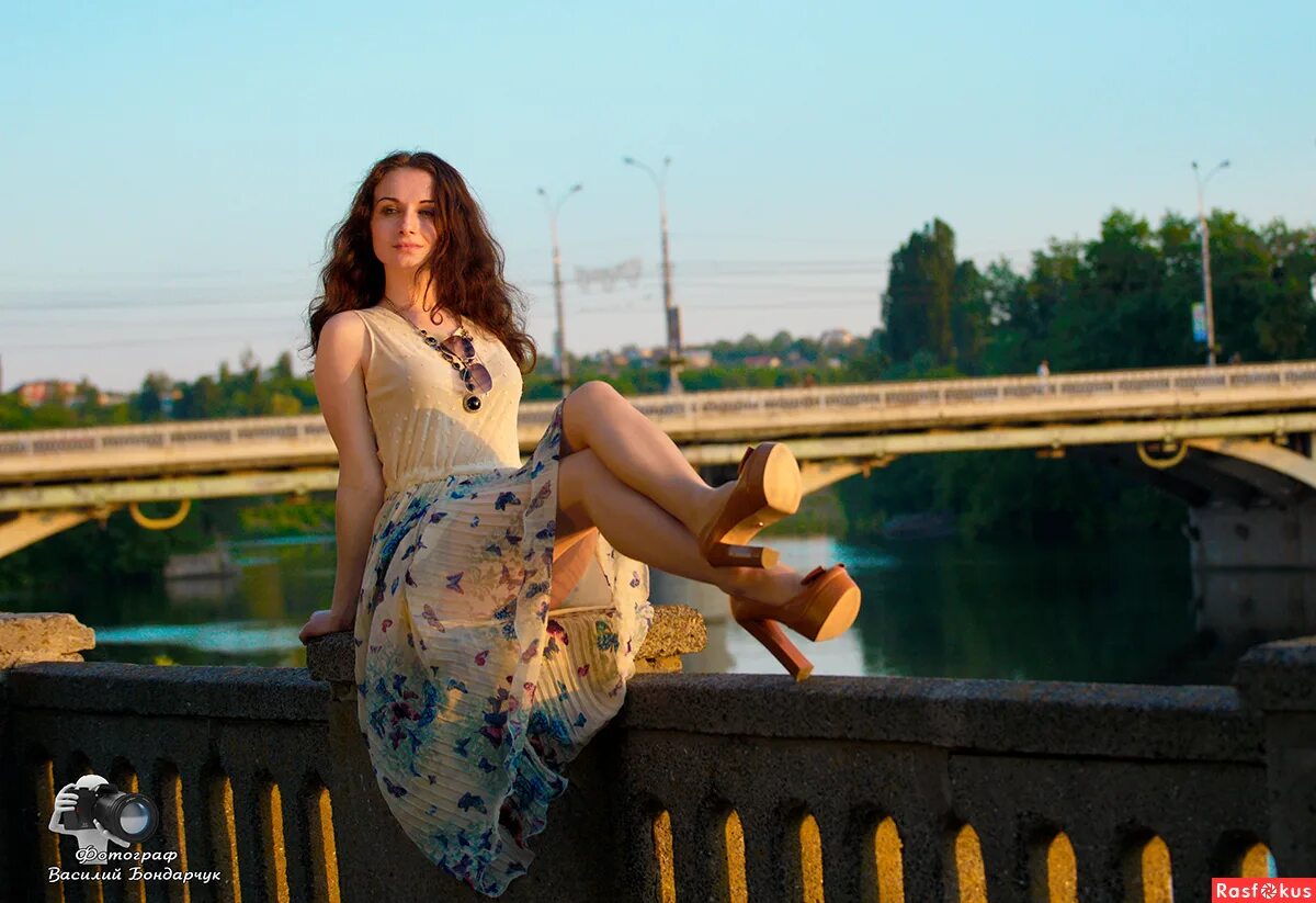 девочка в купальнике мостик. бридж девушка. бридж девушка. модели мостов и жизнь. фотосессия на мосту девушка.