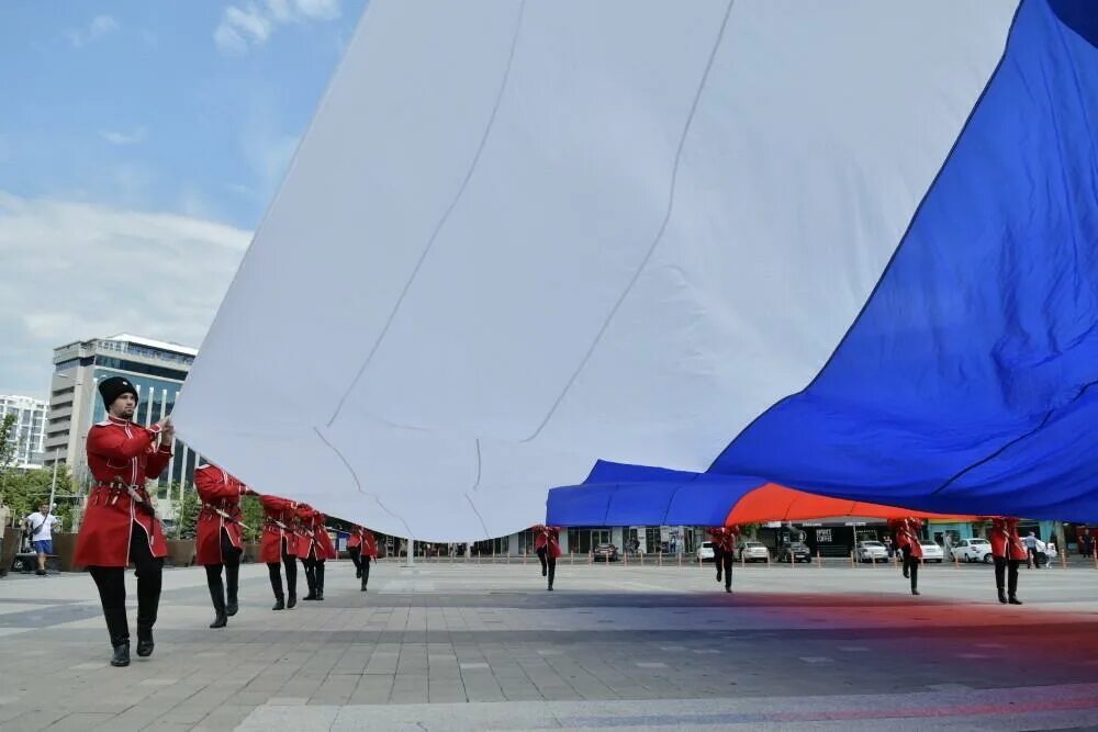 Спущенный флаг россии. Ритуал подъема и спуска государственного флага Российской Федерации. Поднятие флага. Поднятие российского флага. Церемония спуска российского флага.