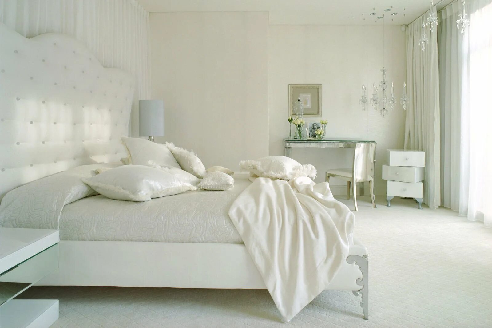 Какая комната светлая. Белый цвет в интерьере. Белая спальня. Интерьер белой спальни. Интерьер в белых тонах.