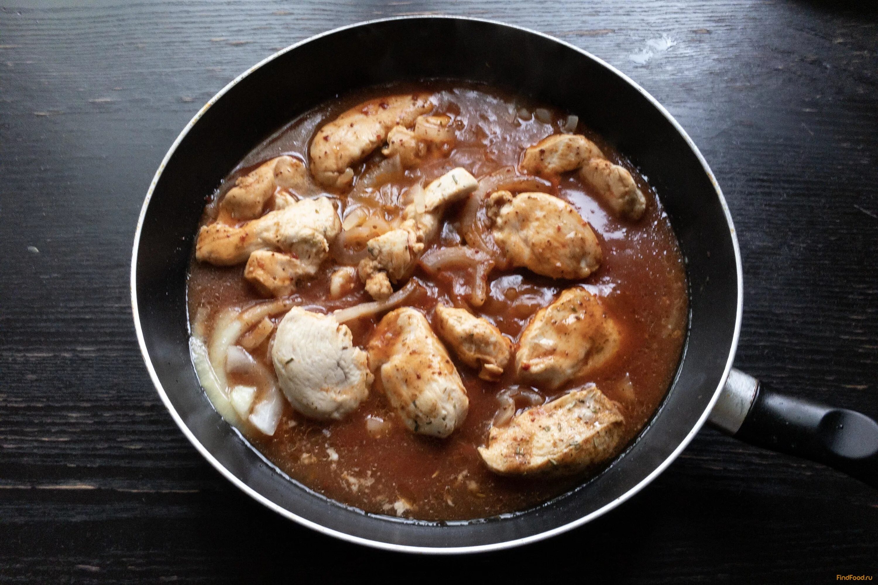 Куриный гуляш с подливкой. Куриная грудка в сметанном соусе. Гуляш индейки. Тушеная курочка. Потушить грудку курицы.