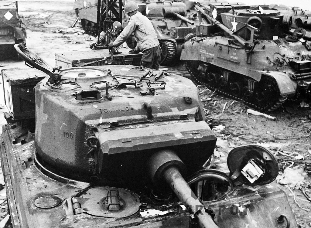 Танковые потери во второй мировой. Танк м4 Шерман в Нормандии. Танк Шерман 1944. Танка m4a3e2 Jumbo Франции. Американские танки Нормандия 1944.