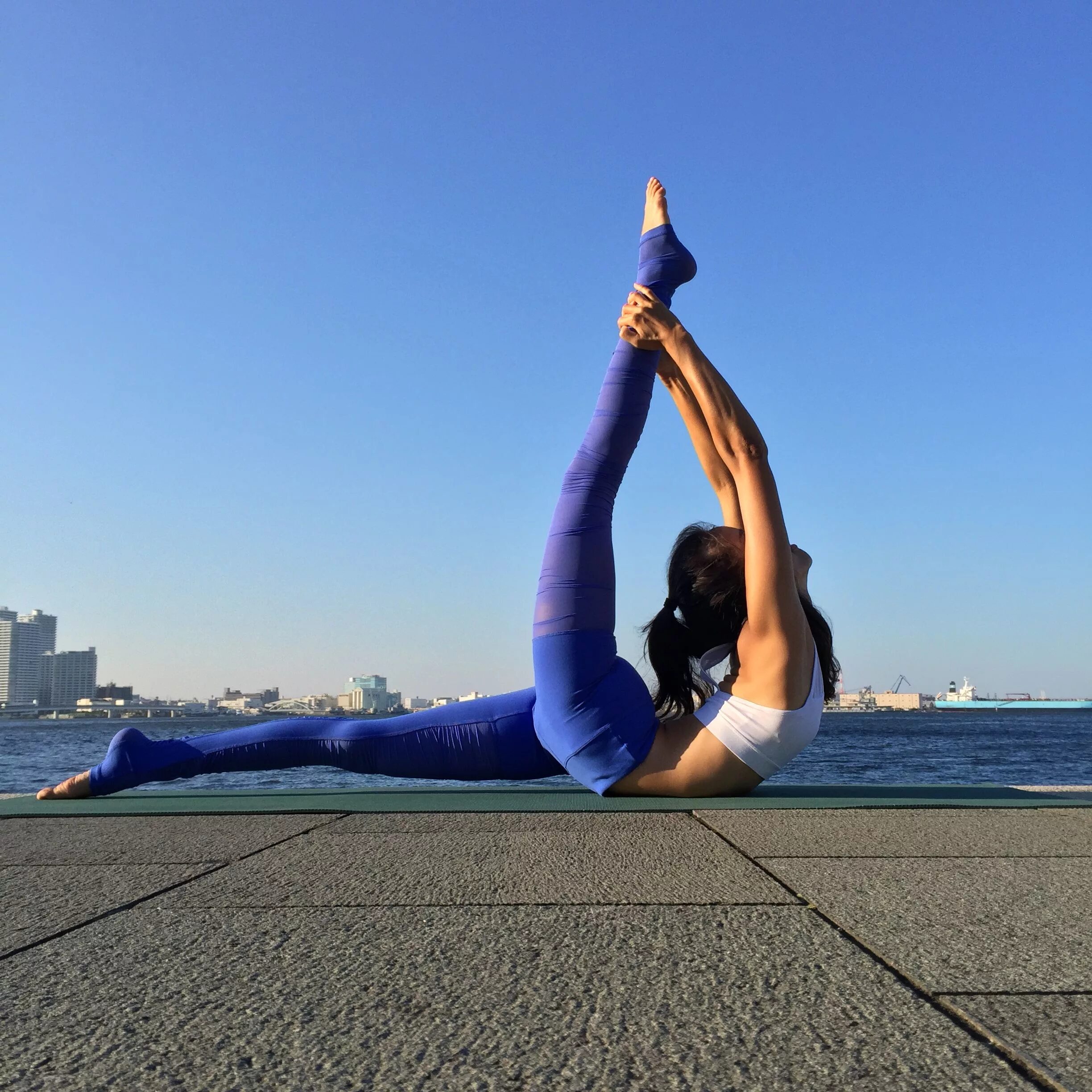 Kerri yoga. Паршва сарвангасана. Гимнастические позы. Красивый шпагат. Шпагат в воздухе.