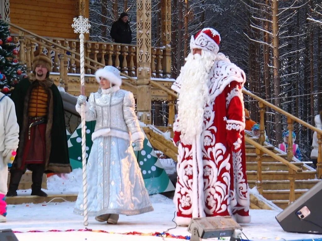 Детский мир великий устюг. Дед Мороз и Снегурочка Великий Устюг. Великий Устюг резиденция Деда Мороза и Снегурочки. Дед Мороз и Снегурочка в Великом Устюге. Экскурсия в Великий Устюг к деду Морозу.