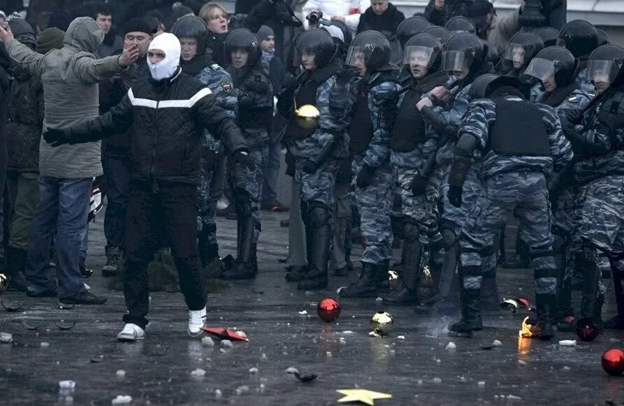 Один против многих. Один против толпы. Толпа людей против ОМОН. Один против толпы ОМОНА.