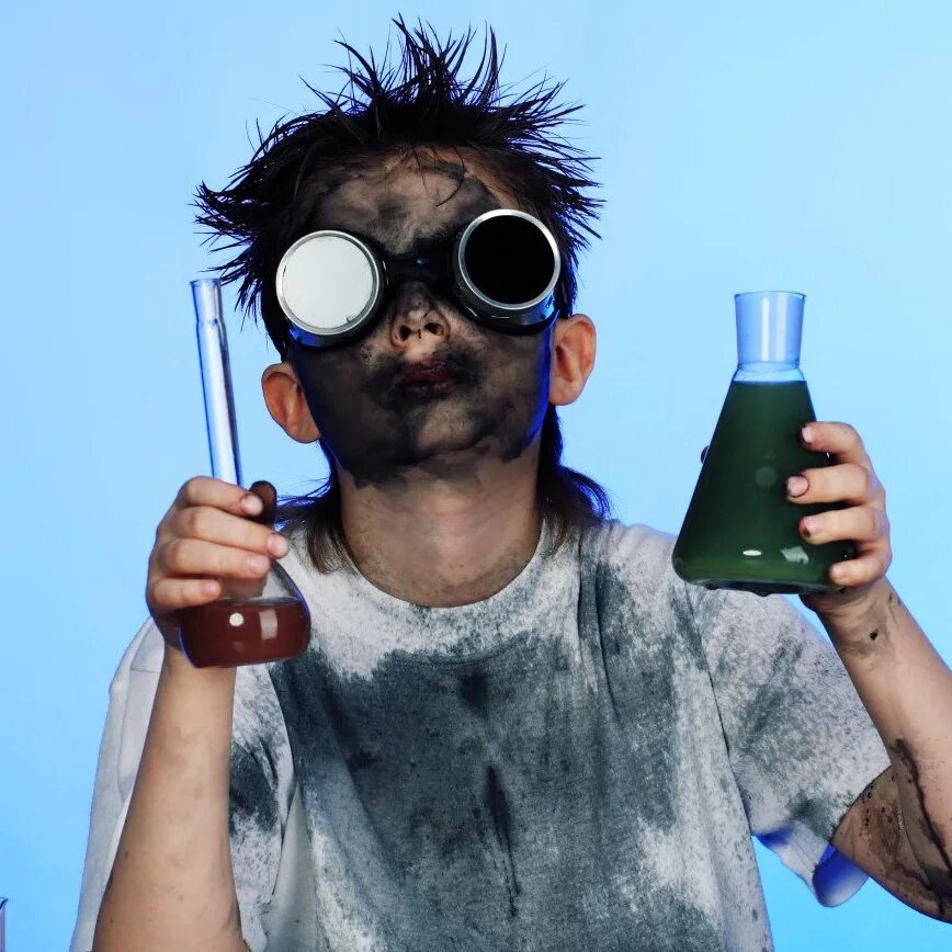 удивительные опыт дети. дети проводят опыты. мальчик проводит опыты. забавные эксперименты. научные эксперименты для детей.