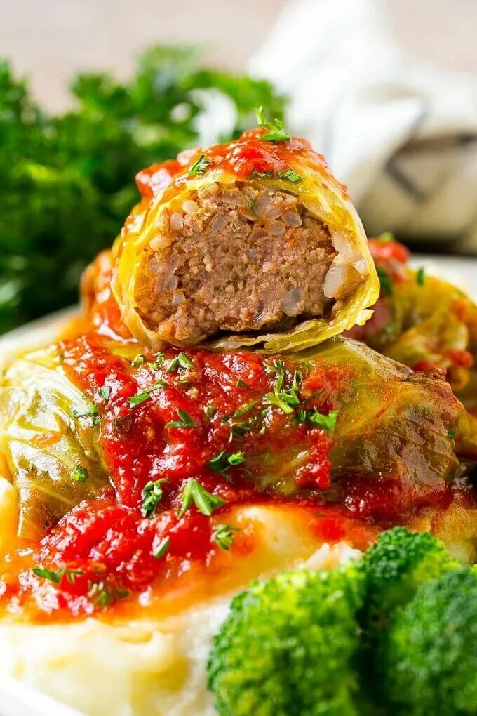 Вторые блюда голубцы. Голубцы. губцы. голубцы с мясным фаршем. голубцы в ресторане.
