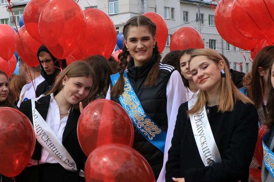 Выход выпускников. Школа 12 Новомосковск выпускники. Фото новомосковских выпускников. С первым выпускным. Выпускной фото самые.