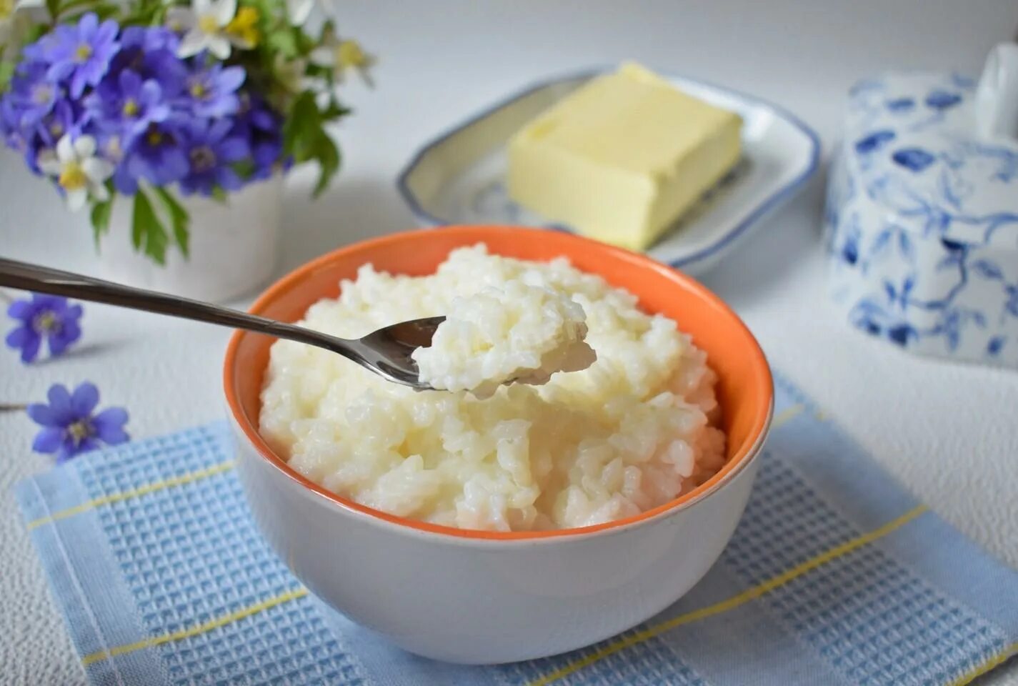 Рисовая как в детском саду. Рисовая каша скрипкина. рисовая каша готовая. каша на столе. каша в детском садике.