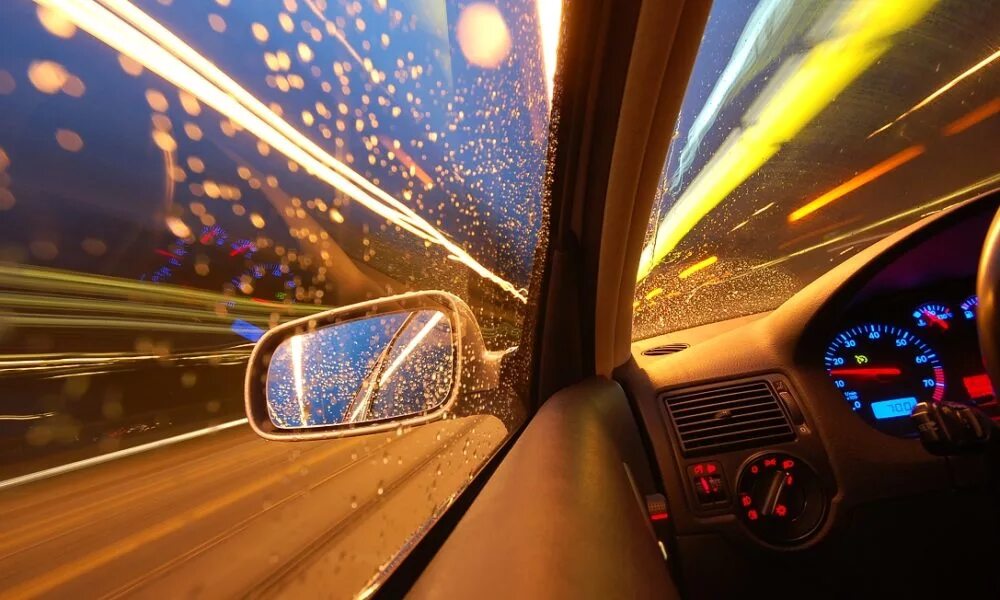 Неон рейсер. Машина едет под музыку. Машина ночью на дороге. Машина ночью. Машина ночью.