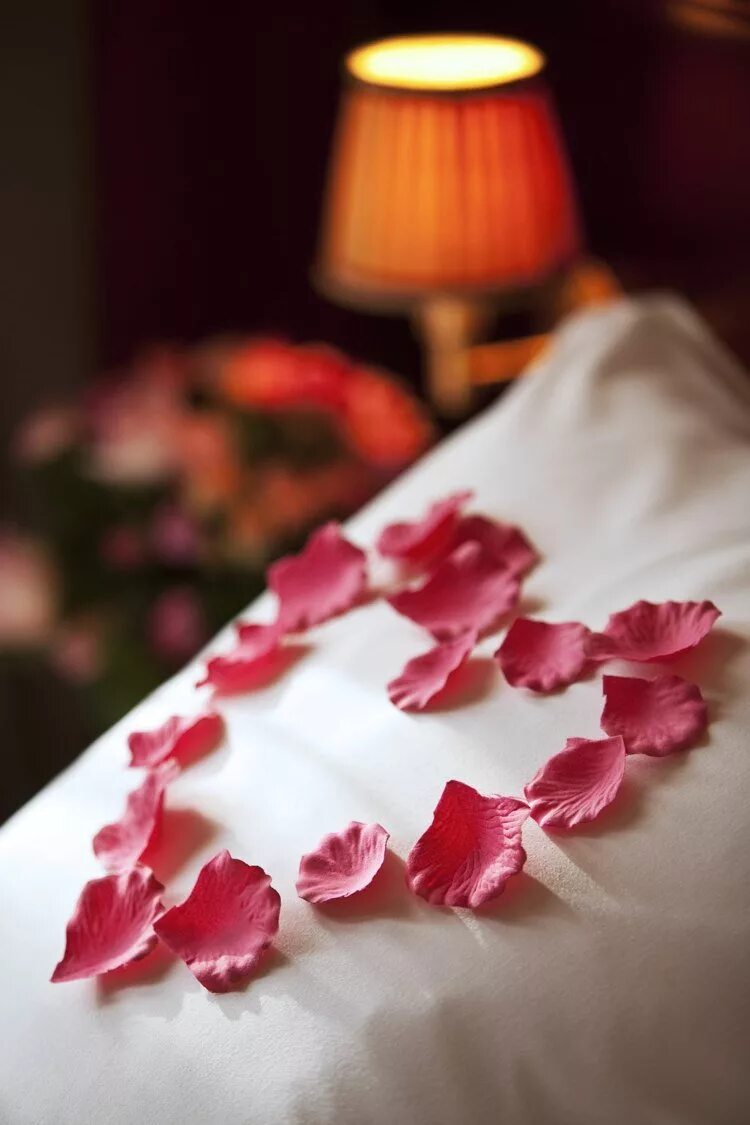 Почему лепестки роз. Лепестки роз на кровати. Лепестки роз и свечи. Украшение лепестками роз. Лепестки роз романтика.