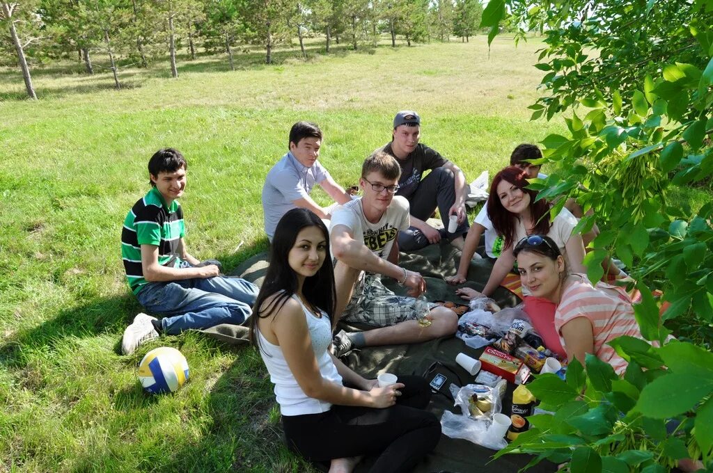 Ночные посиделки у костра. Молодежь на отдыхе в лесу. Выходные на природе. Прогулки по лесу. Молодежь на отдыхе в лесу.