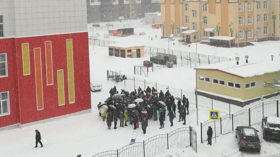 Огромные очереди в школе. Что будет в школе 30 архангельске. Очередь в школу. Очередь перед школой. Очередь перед школой.