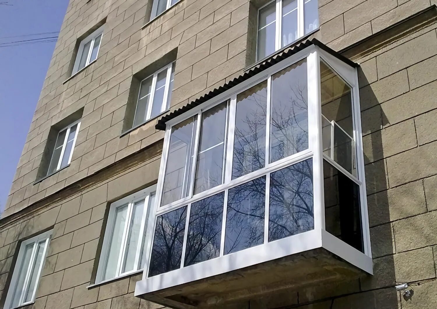 французское остекление лоджии rehau. полностью остекленный балкон. французский балкон застекленный. застекленный балкон. безрамное остекление балконов в москве.