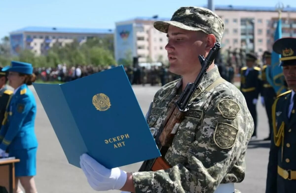 Присяга республики казахстан. Казах в военной форме. Срочная служба в казахстане. Сарбаздар. Присяга республики казахстан.