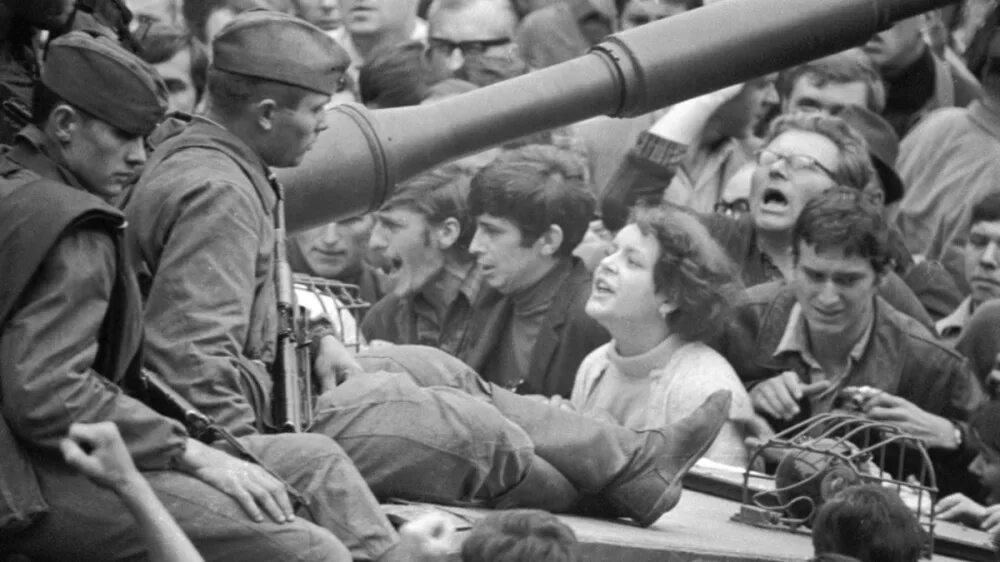 Протесты в чехословакии. Прага август 1968. Советские войска в Праге 1968. Операция «Дунай». Чехословакия, 1968 год.. Советские солдаты в Праге 1968.