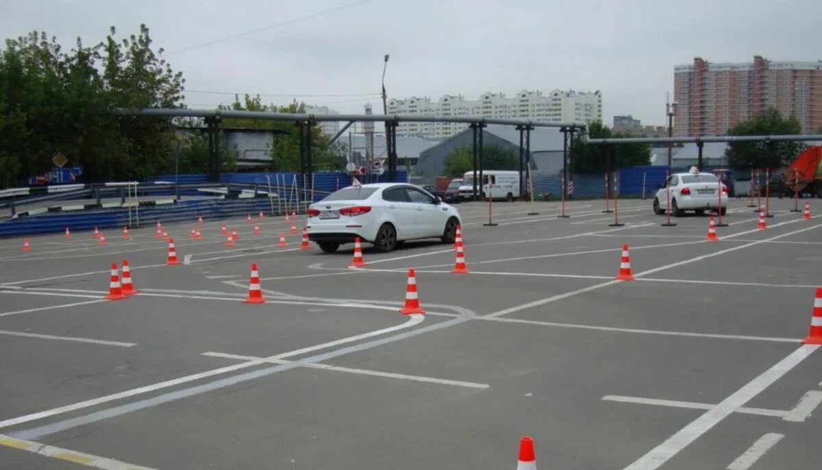 Сдача практического экзамена в гаи. Площадка ГАИ. Площадка ГАИ Пермь. Экзамен ГИБДД город. Практический экзамен в ГИБДД Железнодорожный.