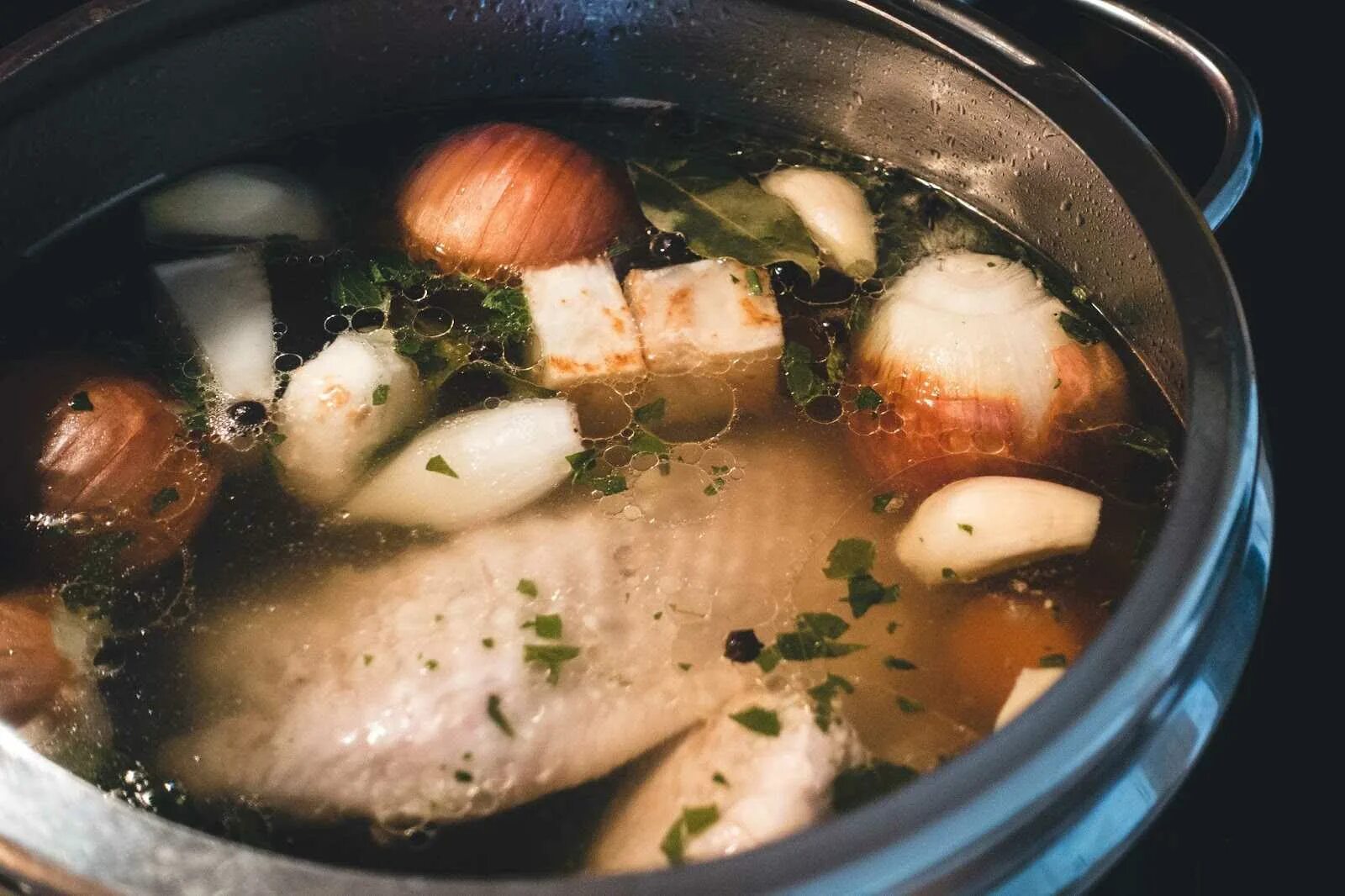 Бульон время варки. Варка бульона. суп бульон. бульон с курицей. приготовление куриного бульона.