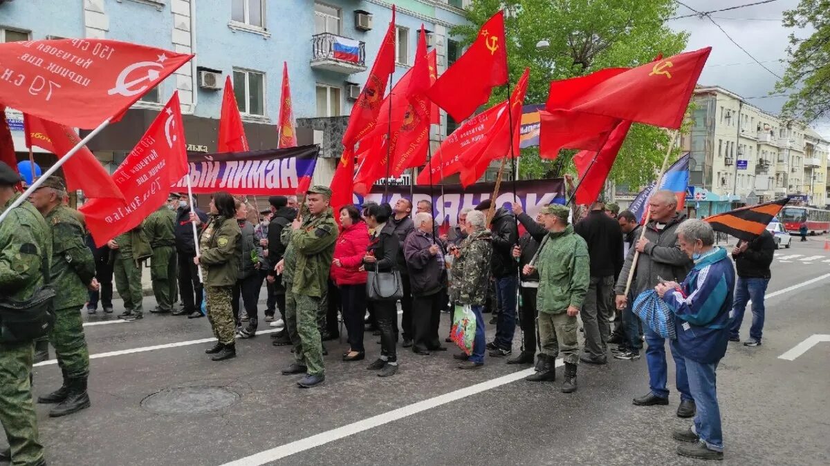 Советский флаг на Донбассе. Объединенная Социалистическая партия Каталонии. Румынская рабочая партия. Болгарская рабочая партия. Сайт новостей на фронте