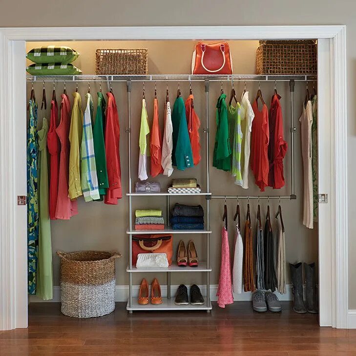 Хранение в шкафу купе. Closetmaid гардеробные системы. пространство в шкафу. организация пространства в шкафу. гардеробная с корзинами.