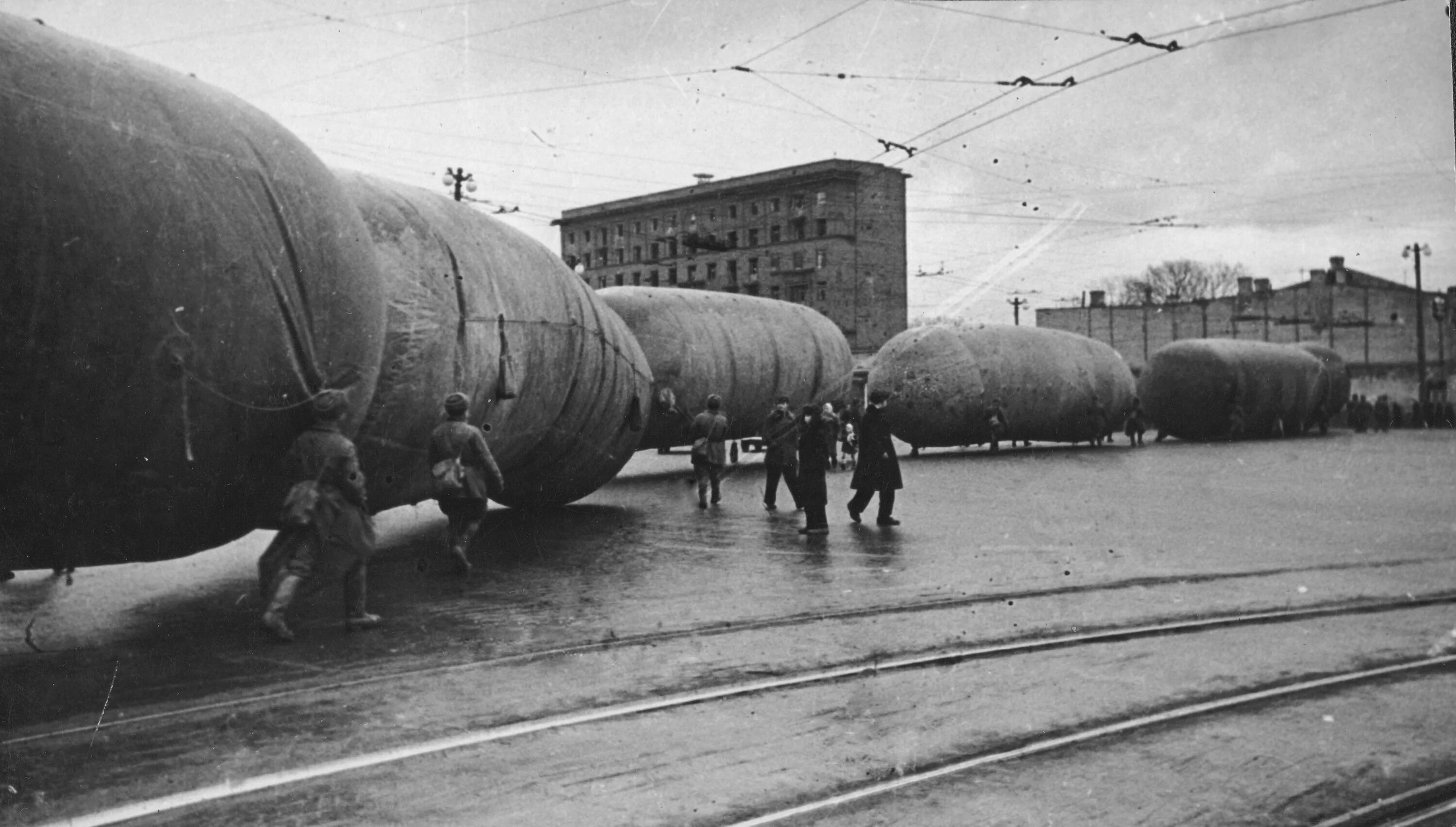 Аэростаты в блокадном. Аэростаты в москве 1941. аэростаты заграждения в москве 1941 году. москва в октябре 1941 года. блокада ленинграда аэростаты заграждения.