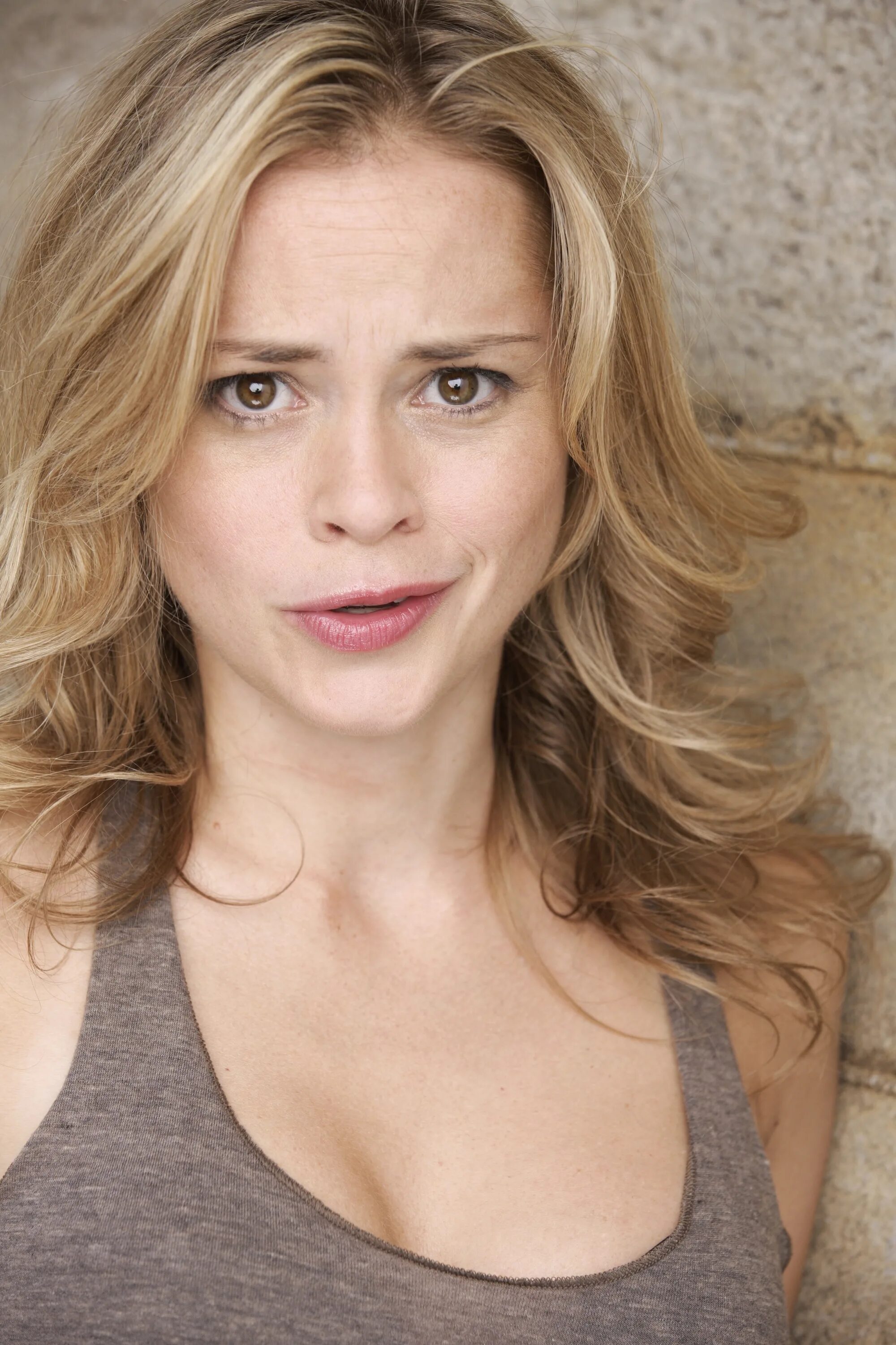 Betsy бетси. бетси ру актриса. бетси бётлер. мия бетси. обувь логотип.