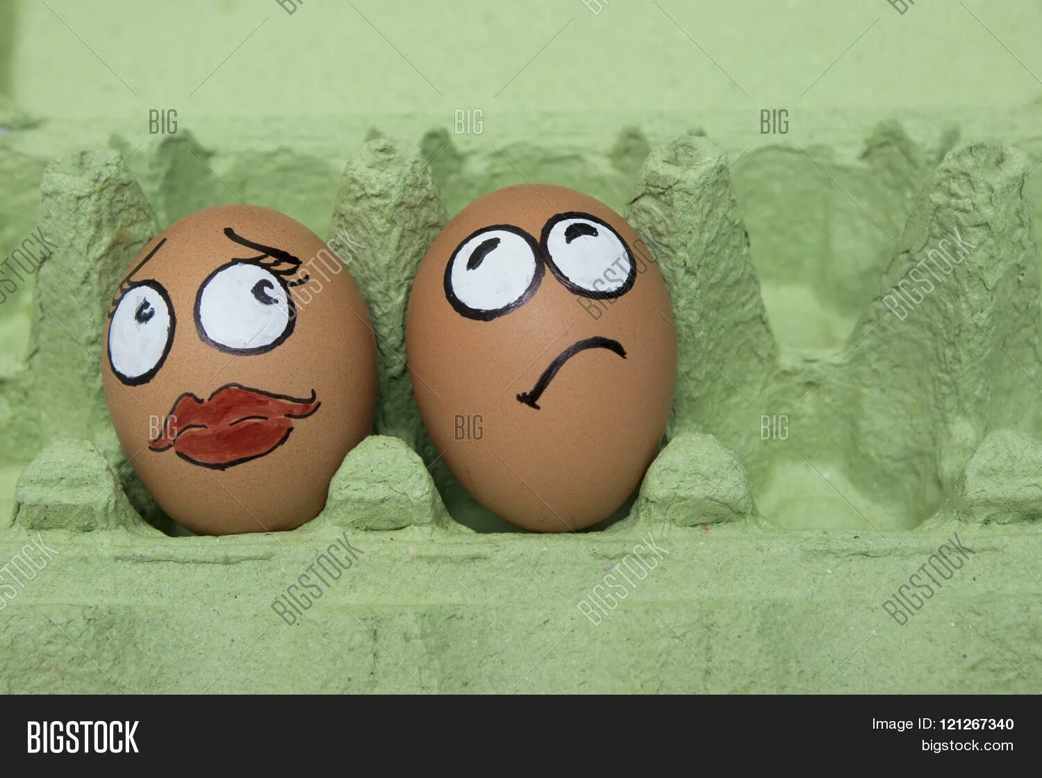 Man face egg. Женские яйца. Яйца уладывает женщина.